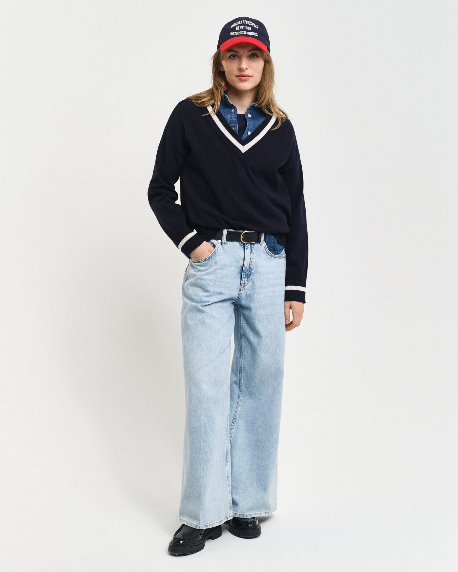 Jersey de lana de oveja muy fina con cuello de pico en contraste