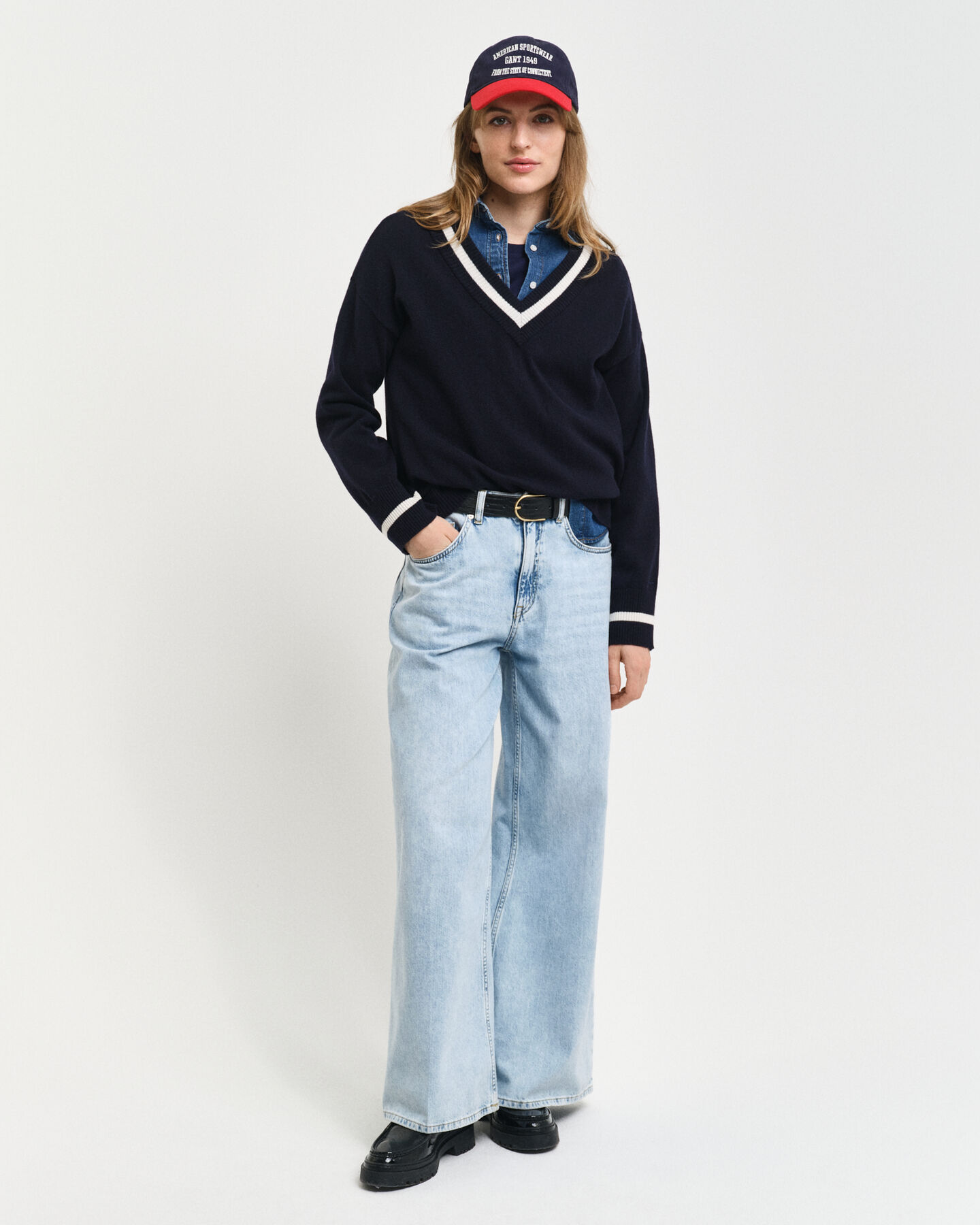 Jersey de lana de oveja muy fina con cuello de pico en contraste