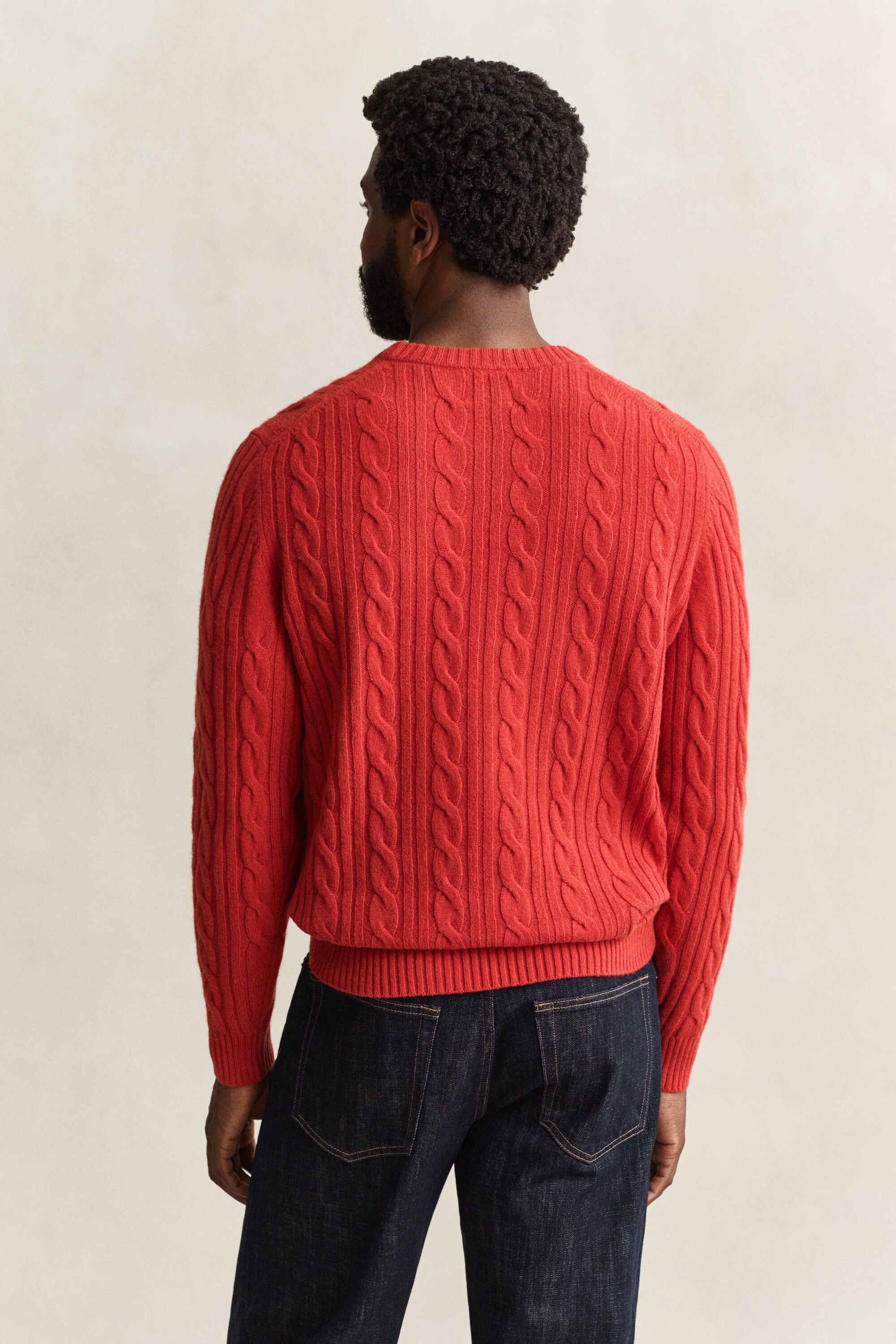 Jersey de cuello redondo y punto de ochos en lana de oveja