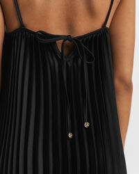 Vestido de tirantes corto y plisado de satén