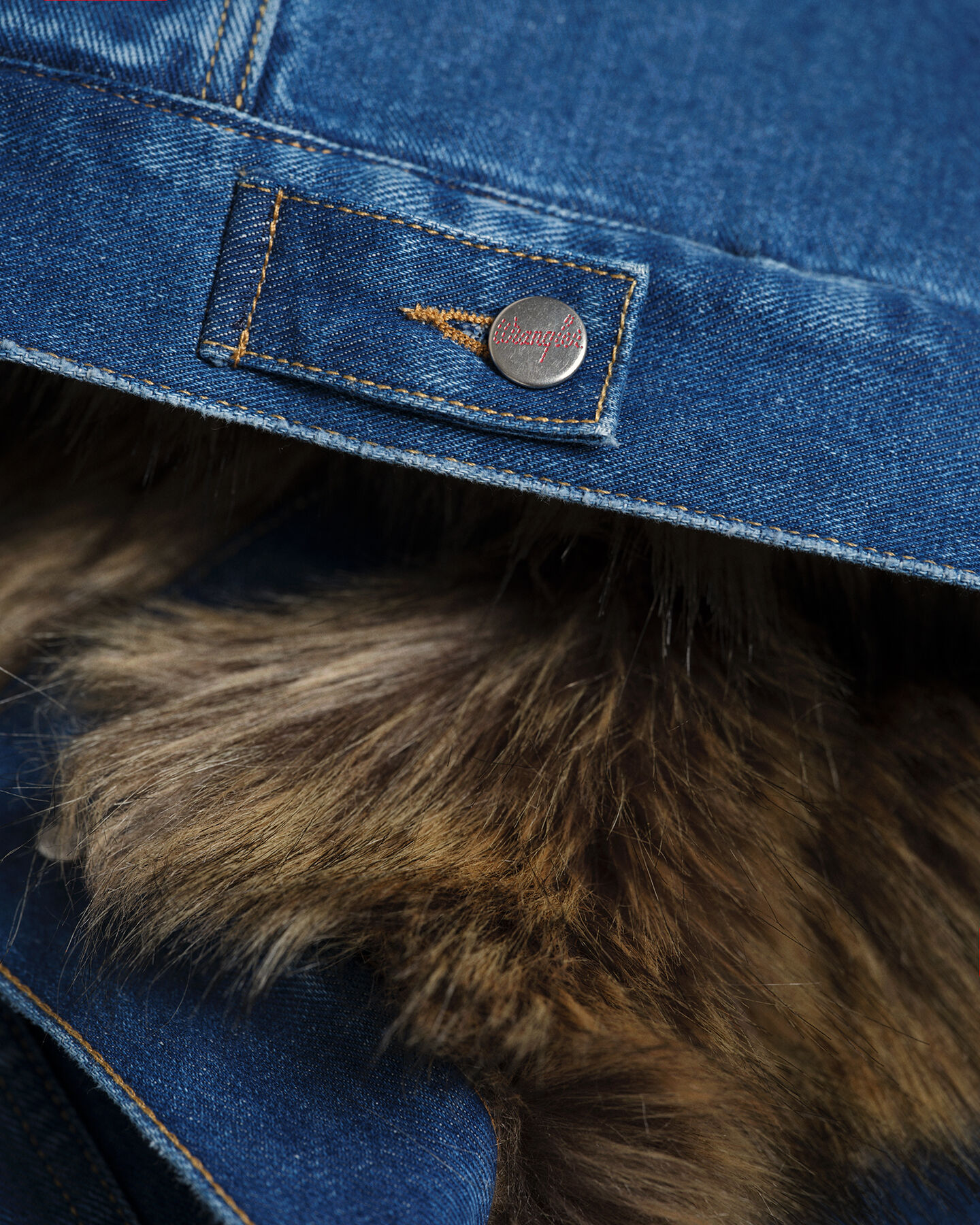 Cazadora vaquera Wrangler x GANT con pelo sintético