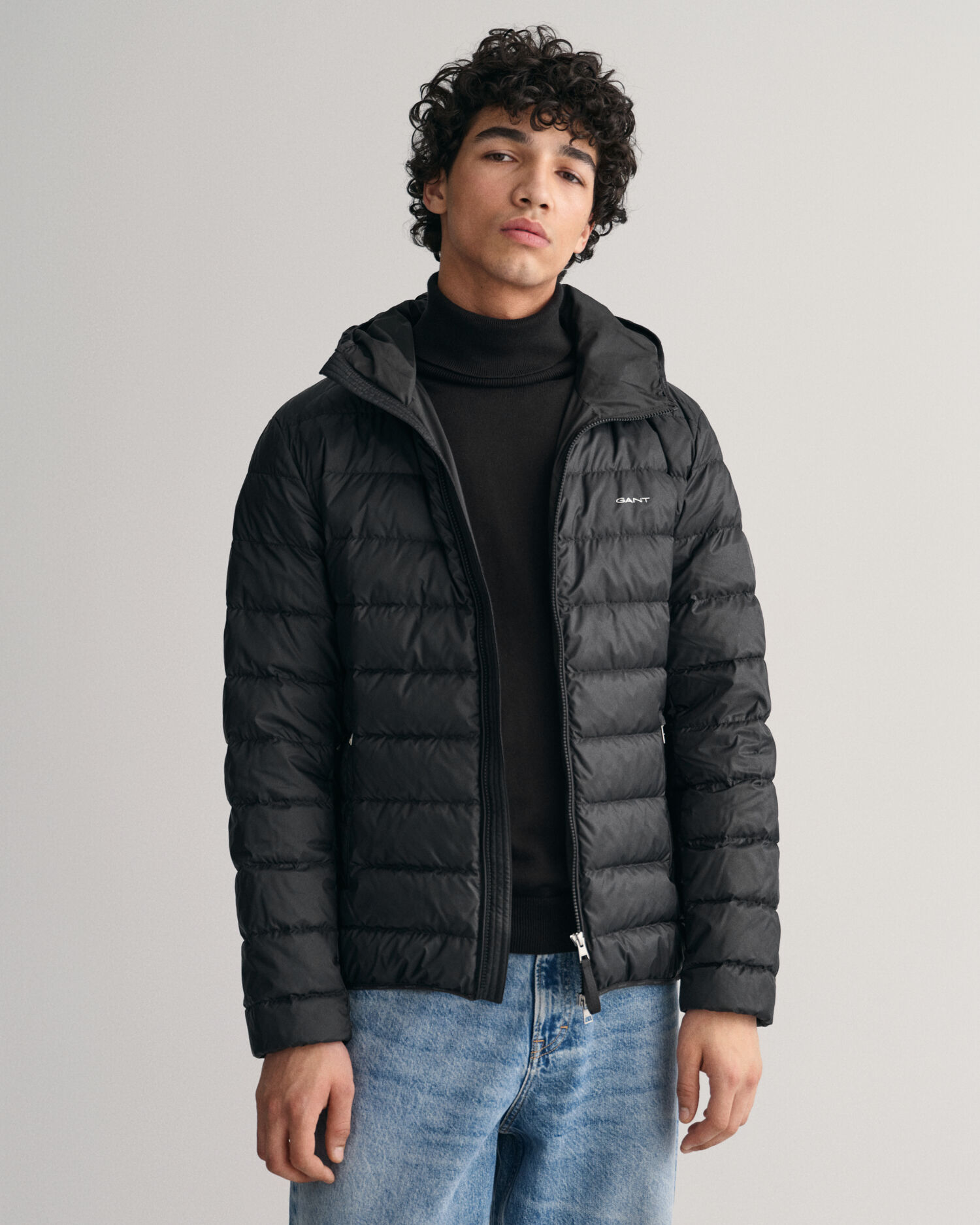 Chaqueta con capucha de plum n ligero