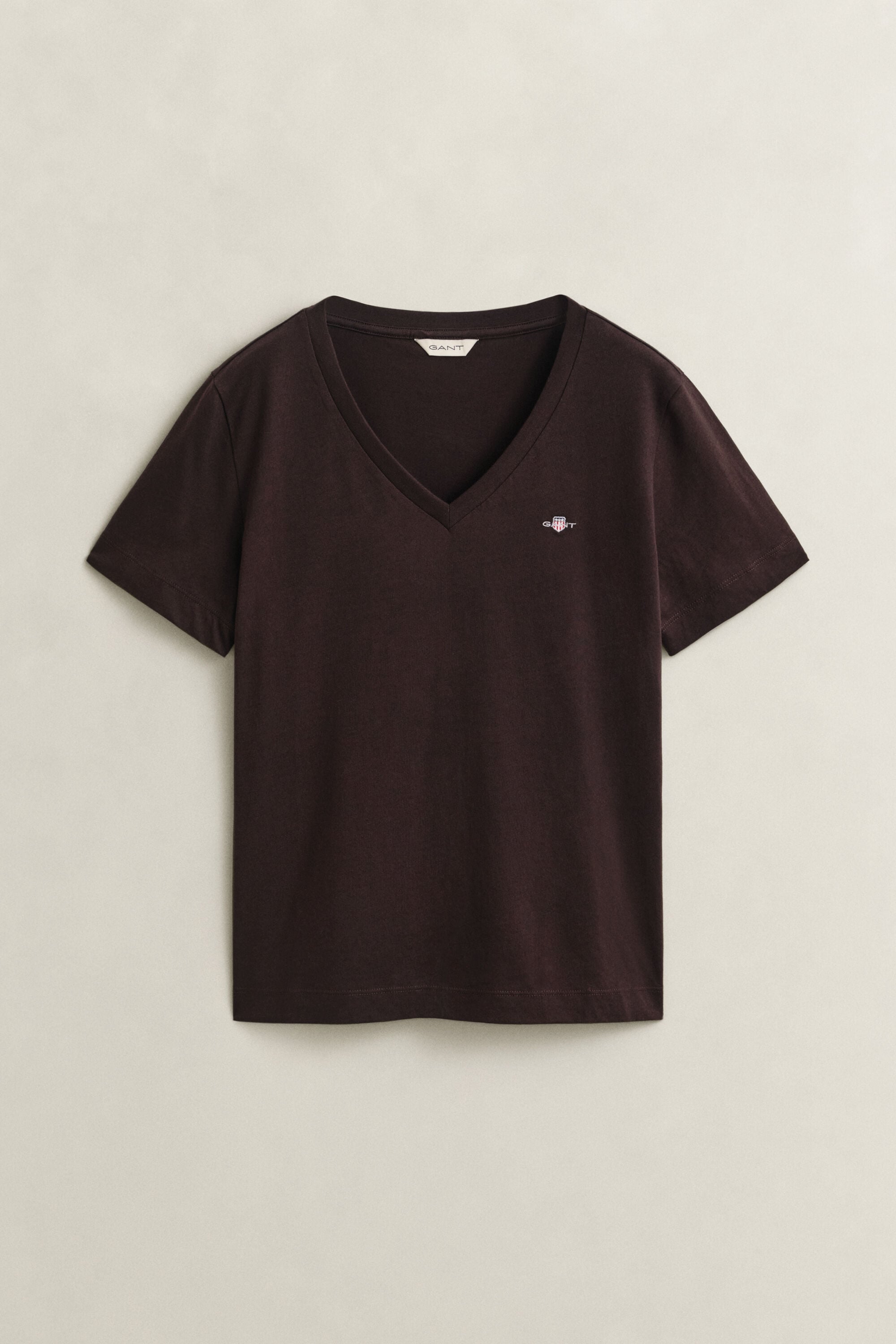 Camiseta Shield con cuello de pico