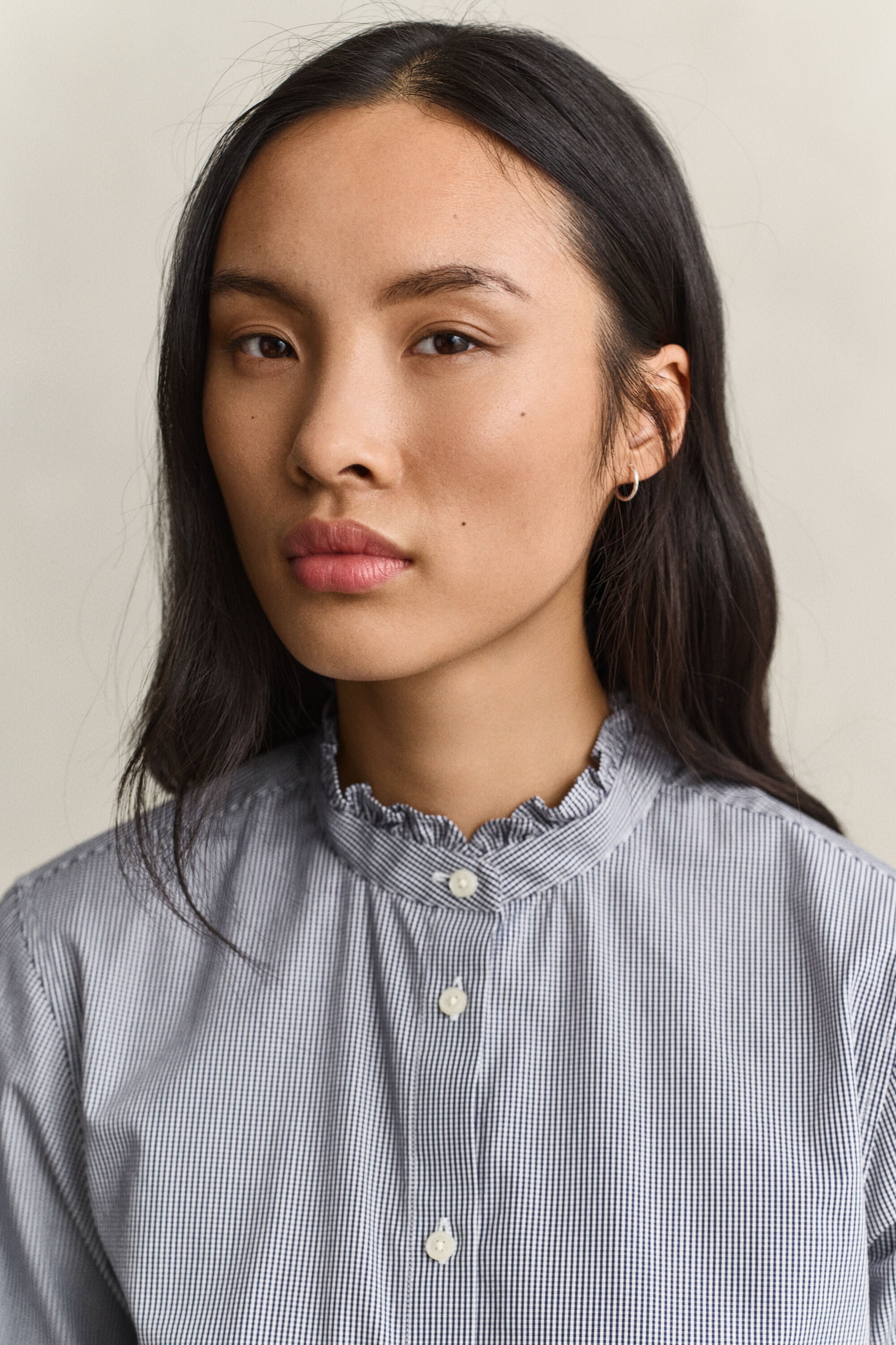Blusa con volantes en el cuello