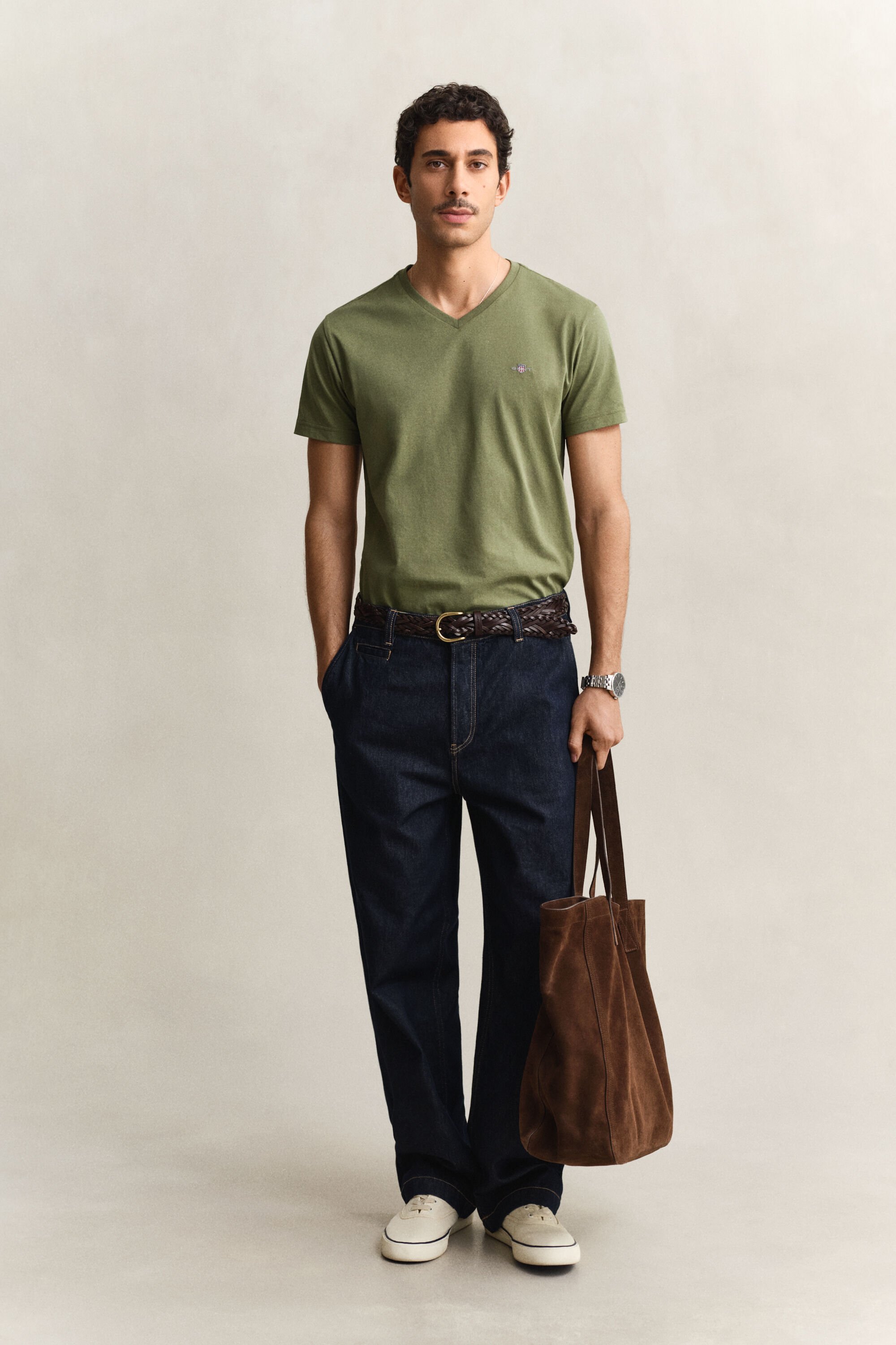 Camiseta Slim Fit Shield con cuello de pico