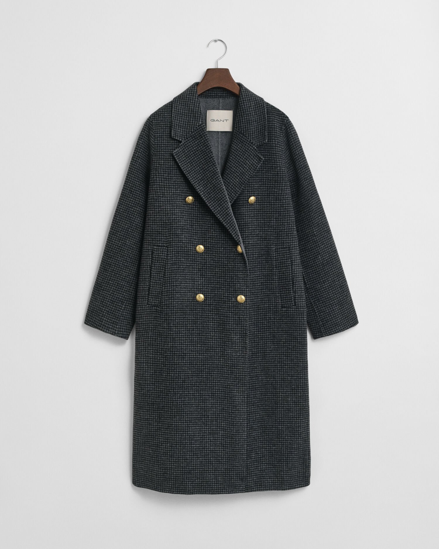 Abrigo de cuadros cosido a mano