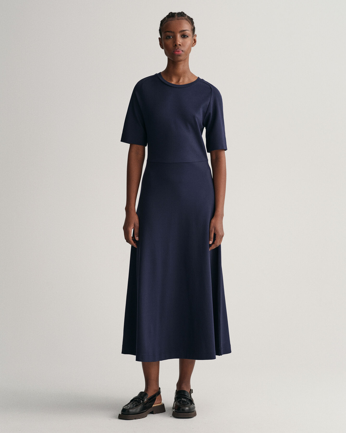 Vestido acampanado de manga corta y cuello redondo