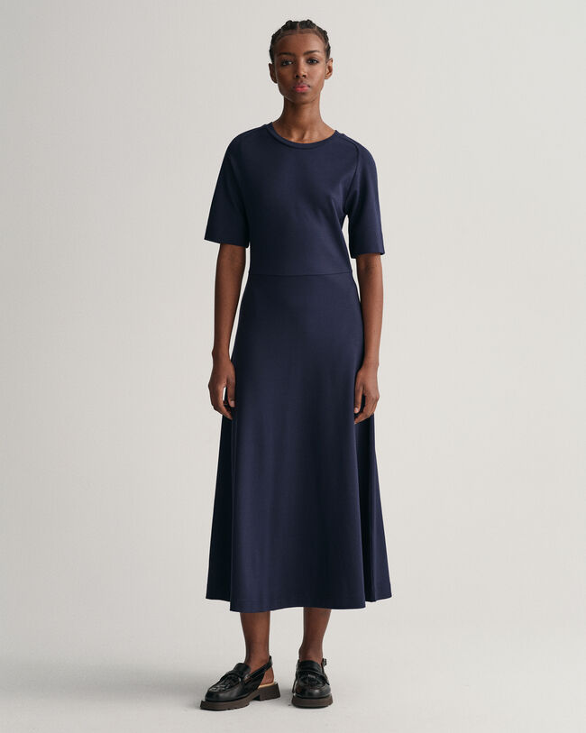 Vestido acampanado de manga corta y cuello redondo