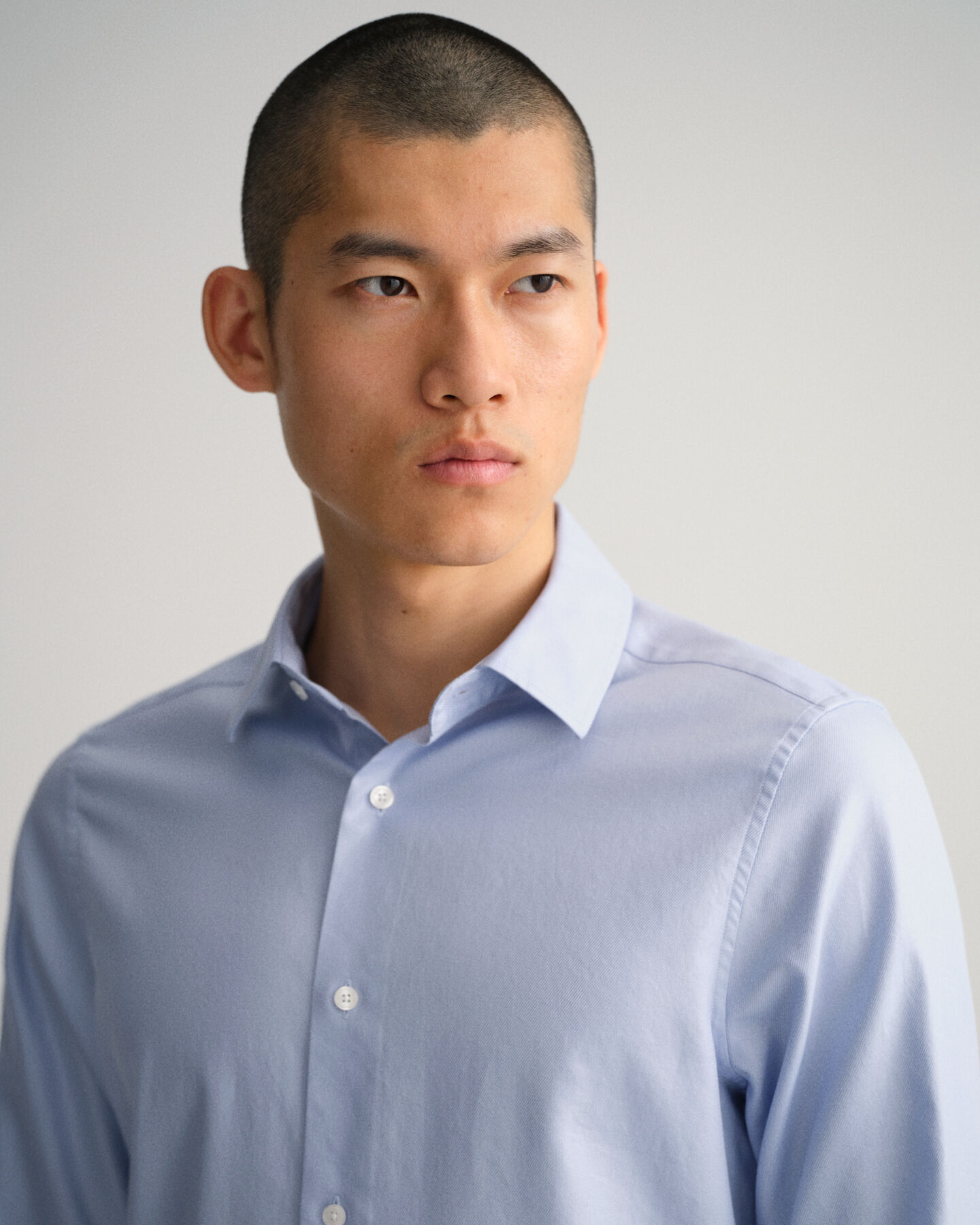 Camisa Slim Fit de sarga en color liso