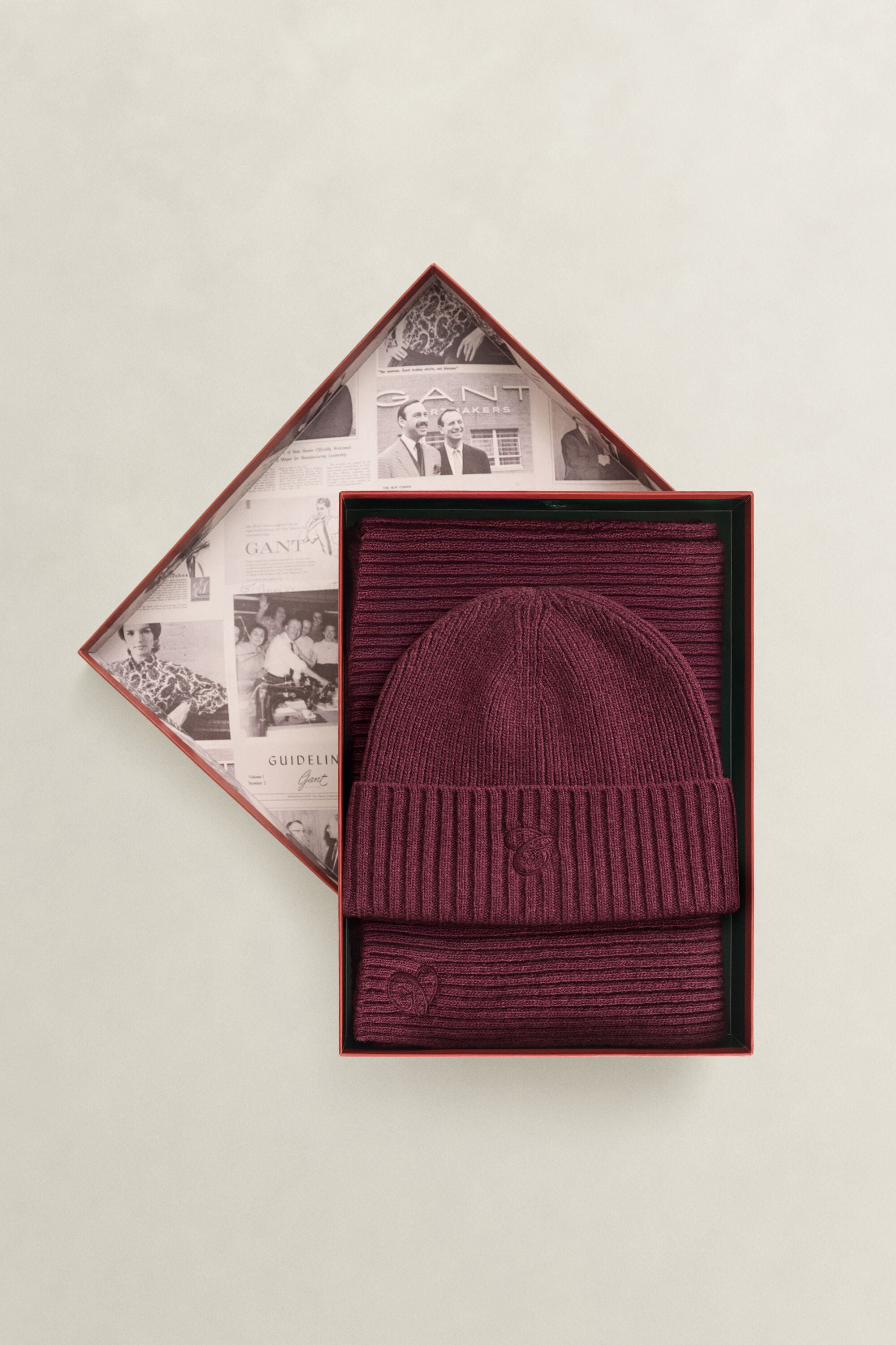 Set de regalo bordado con bufanda y gorro