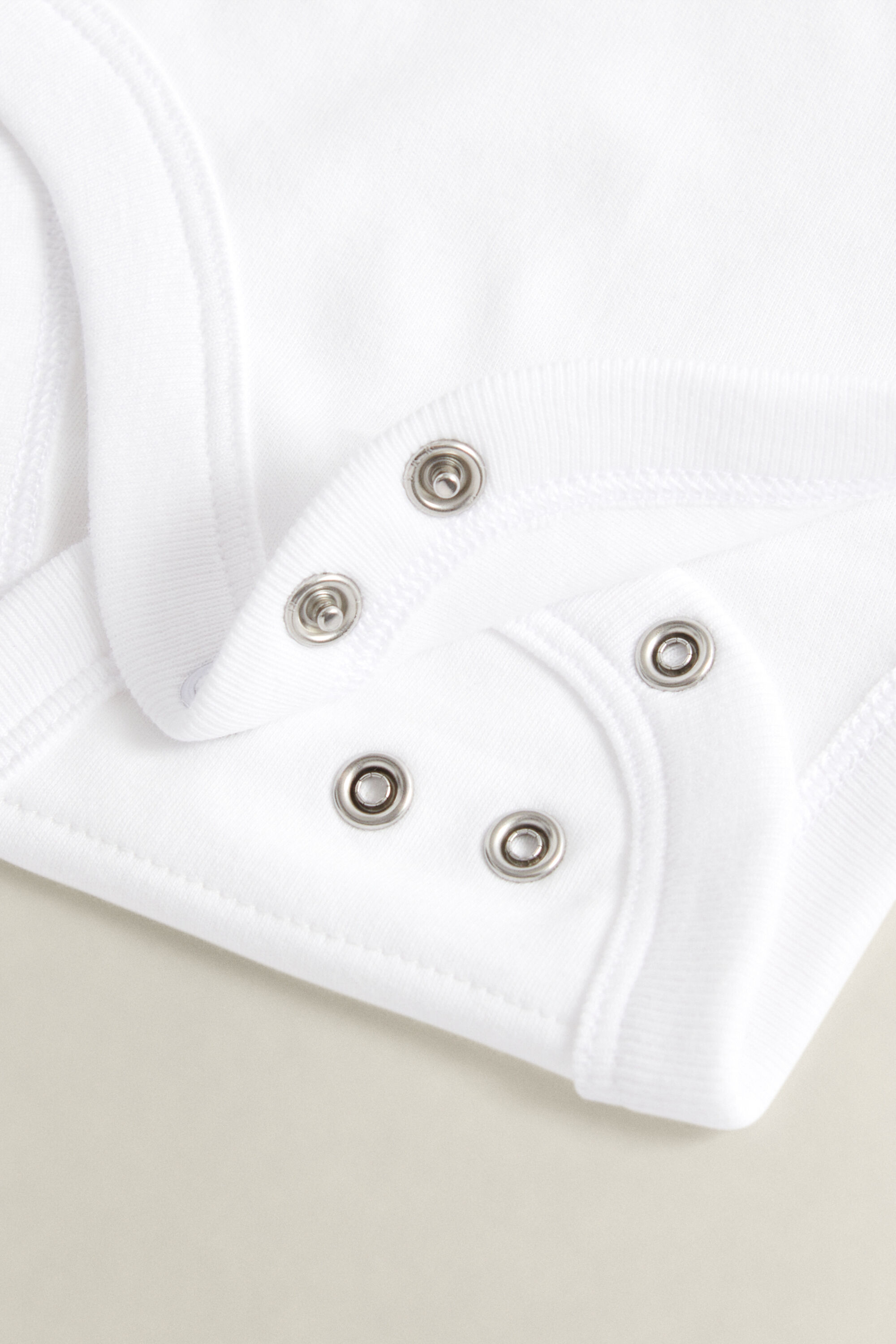 Conjunto de pelele y gorro Baby