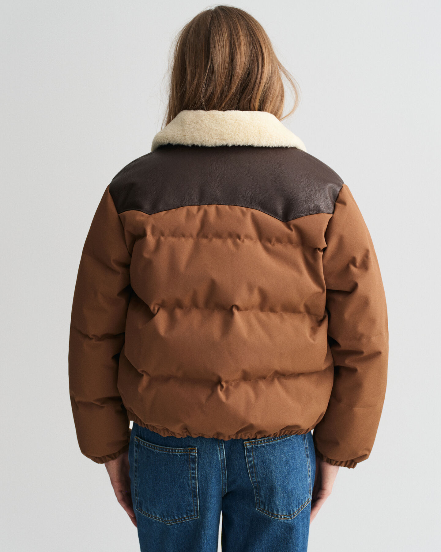 Chaqueta acolchada con cuello de pelo sintético