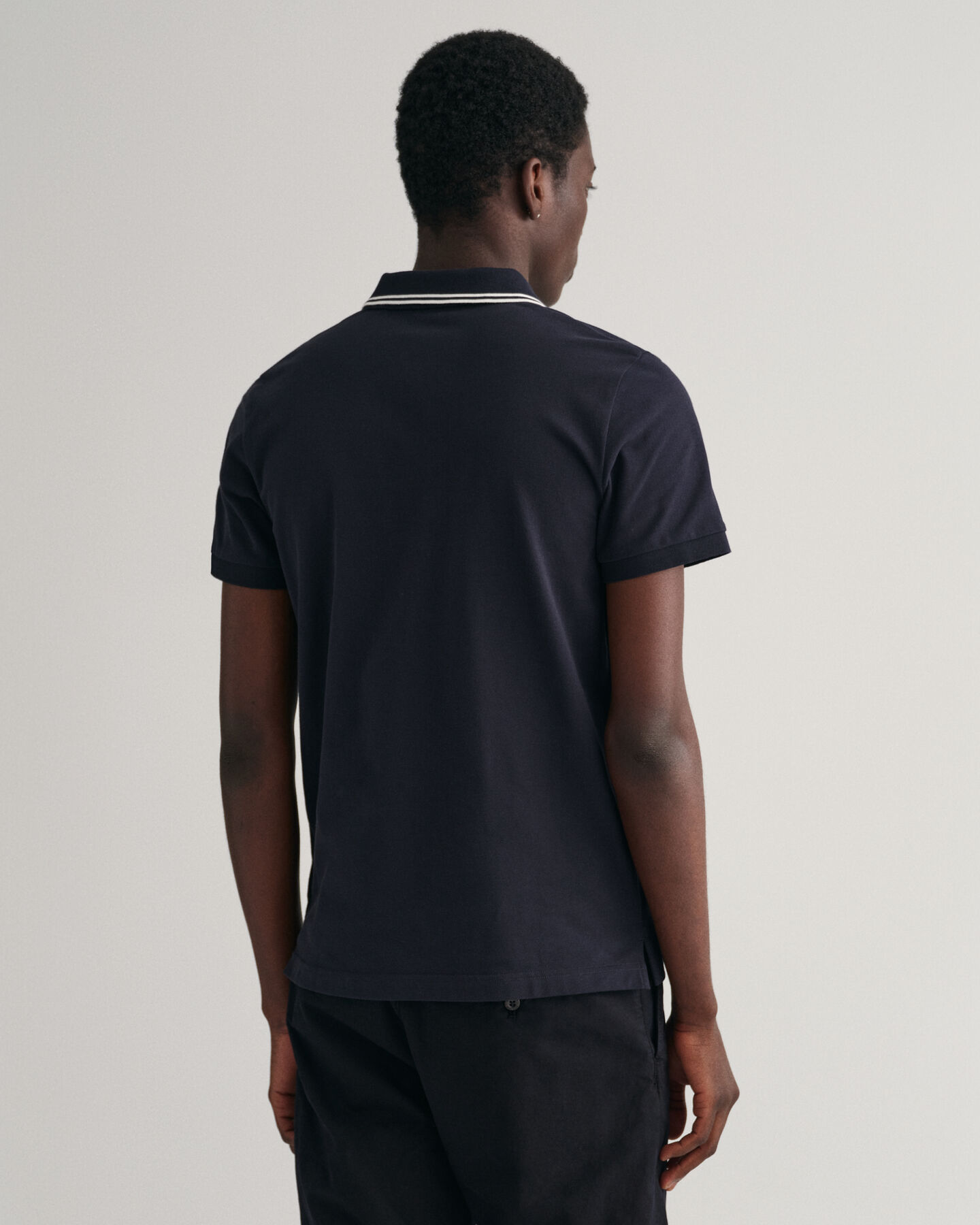 Polo de piqu&eacute; con cuello a rayas en contraste