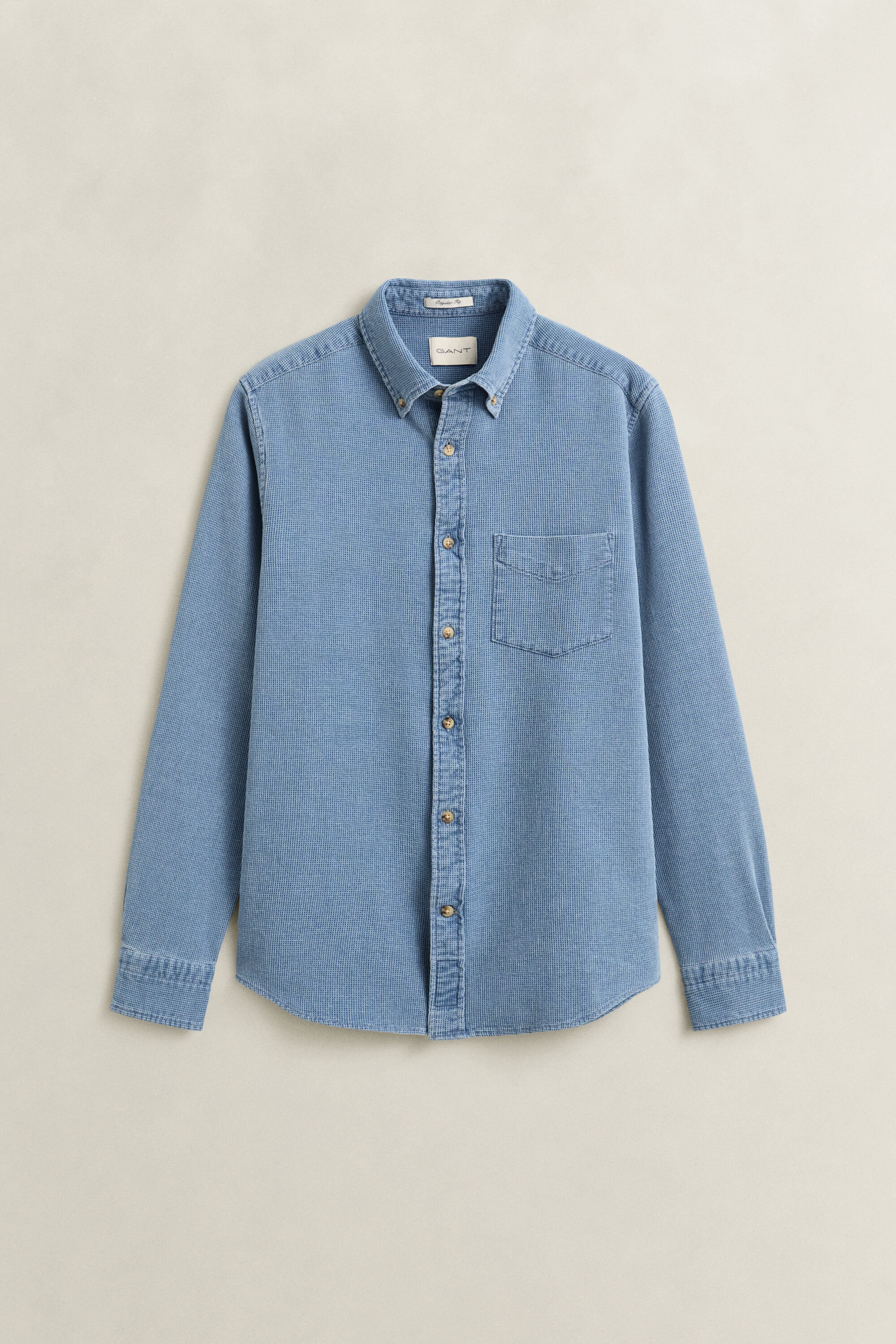 Camisa añil con textura de nido de abeja