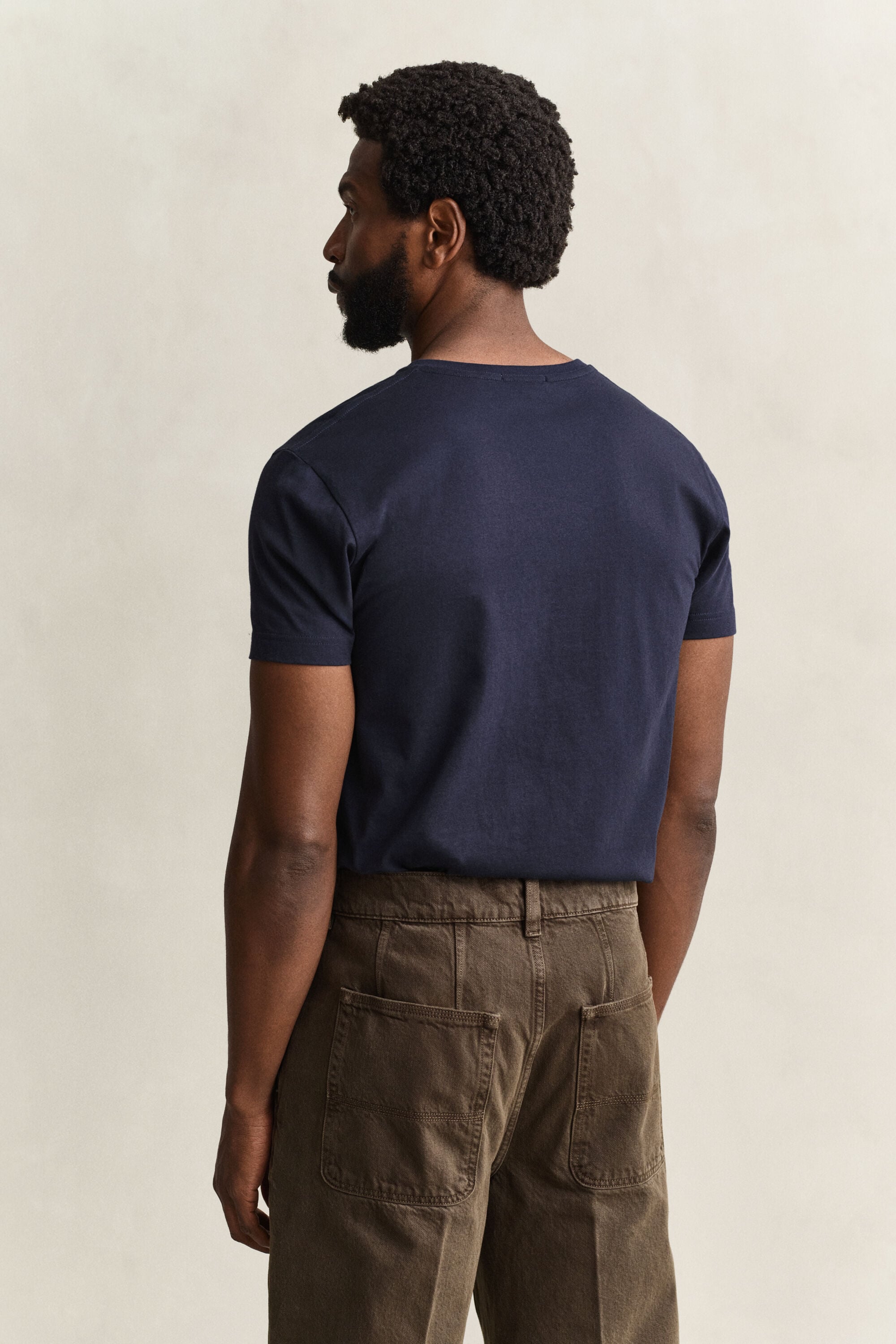 Camiseta Shield con cuello de pico