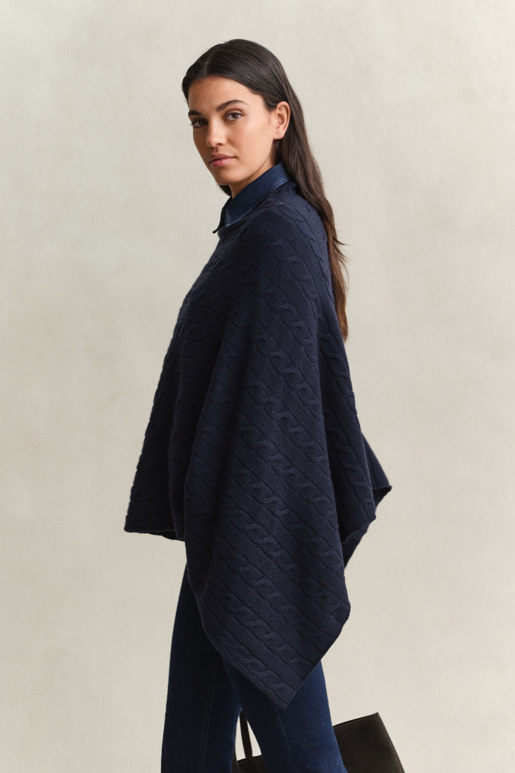 Poncho de punto de ochos de lana