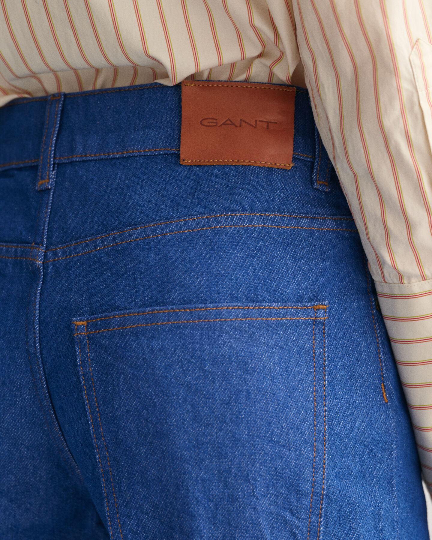 Vaqueros de pernera ancha en color azul intenso