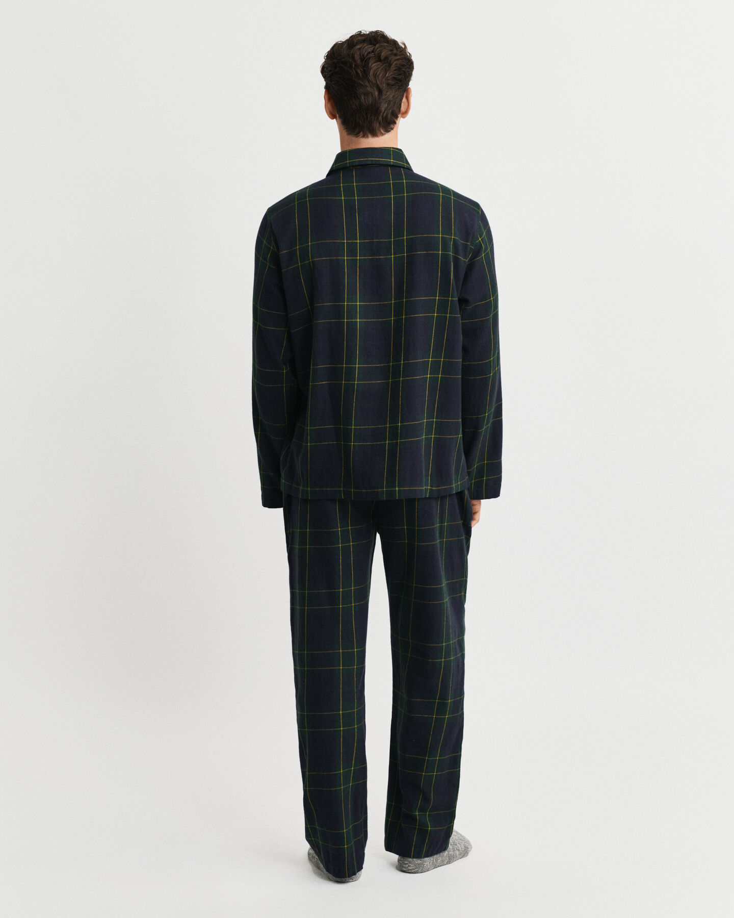 Caja de regalo con pijama de franela a cuadros