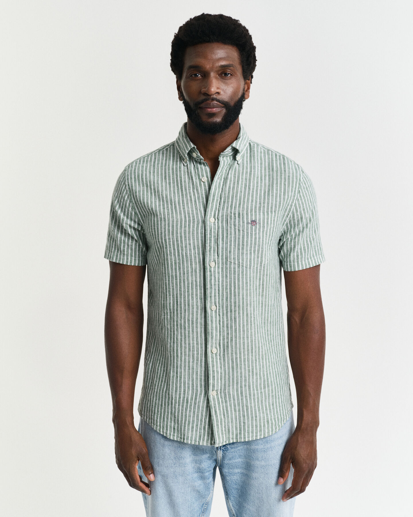 Camisa Regular Fit de manga corta a rayas en algod&oacute;n y lino