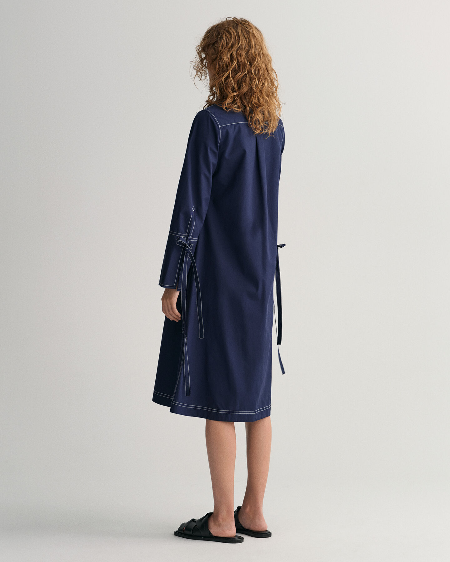 Vestido camisero con puntadas en contraste