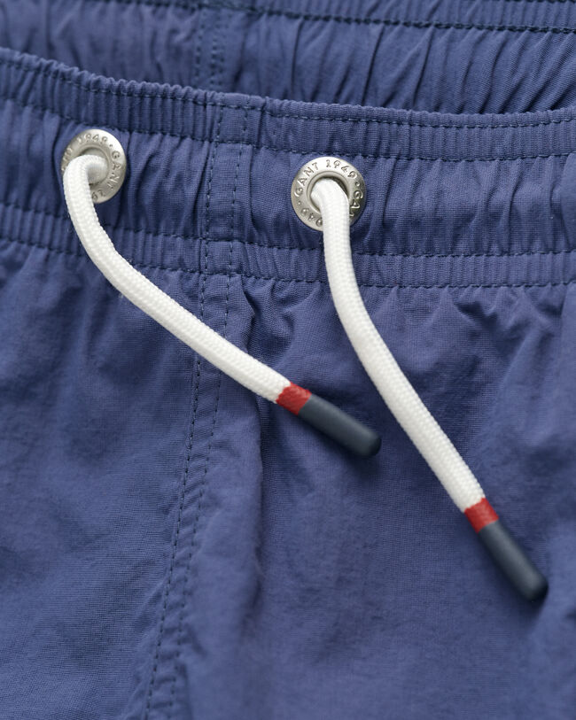 Ba&ntilde;ador corto