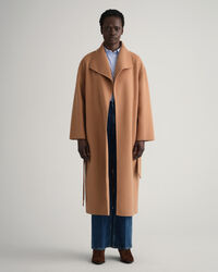 Abrigo cosido a mano con cintur&oacute;n