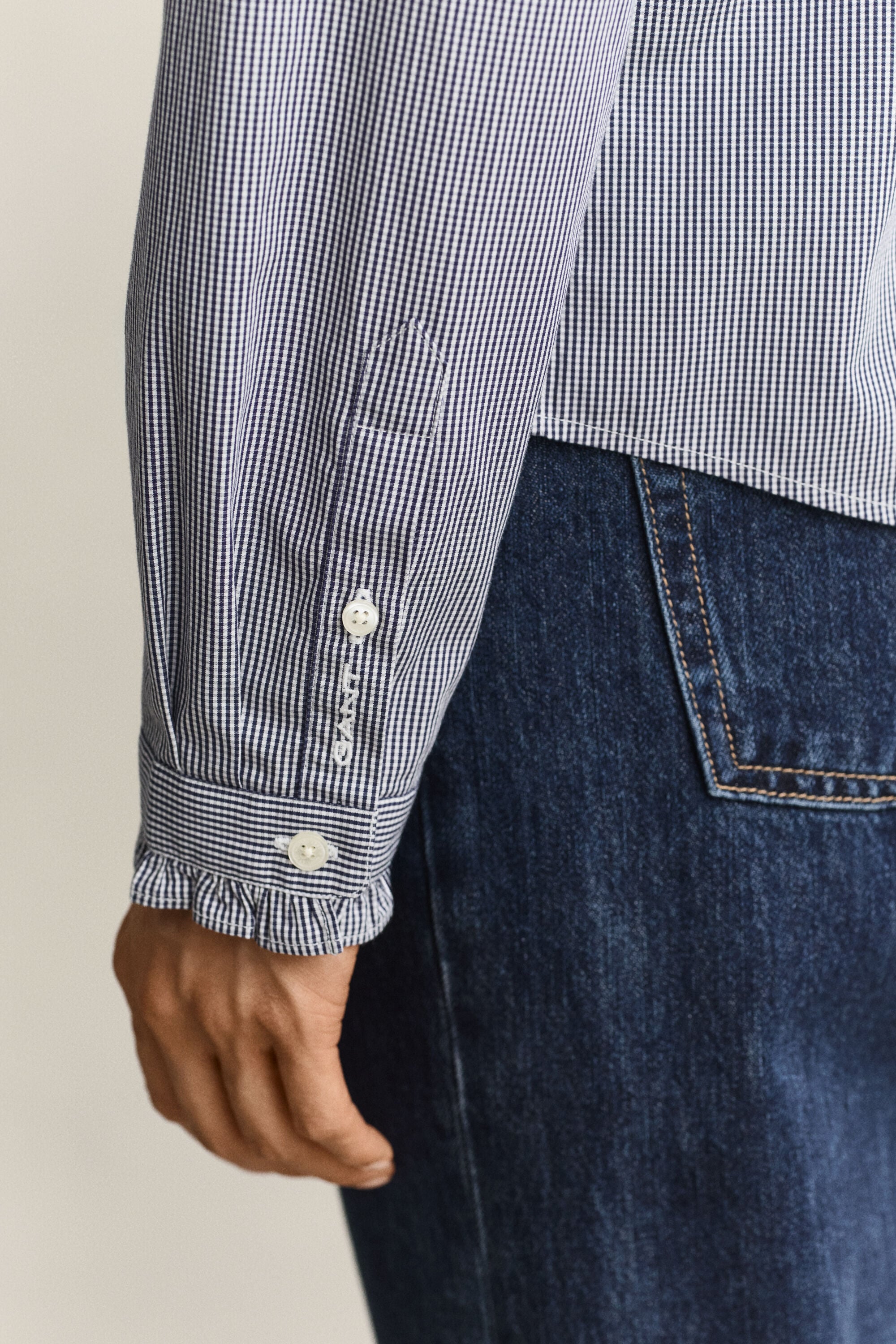 Blusa con volantes en el cuello
