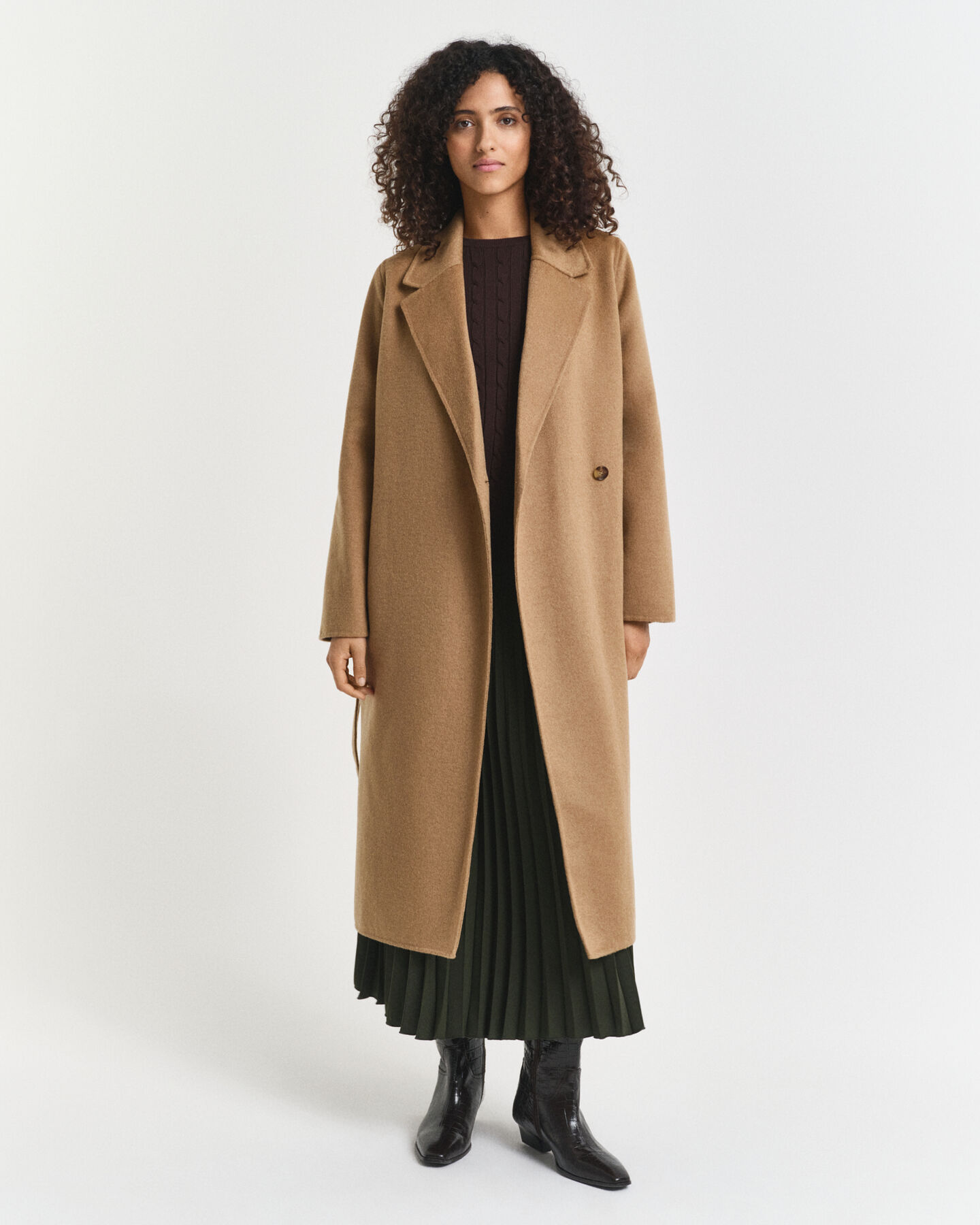 Abrigo cosido a mano con cinturón