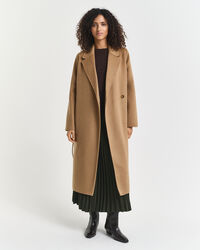 Abrigo cosido a mano con cinturón