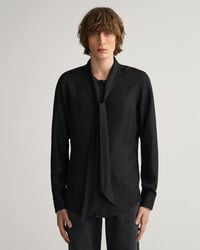 Camisa Slim Fit con lazada en color liso