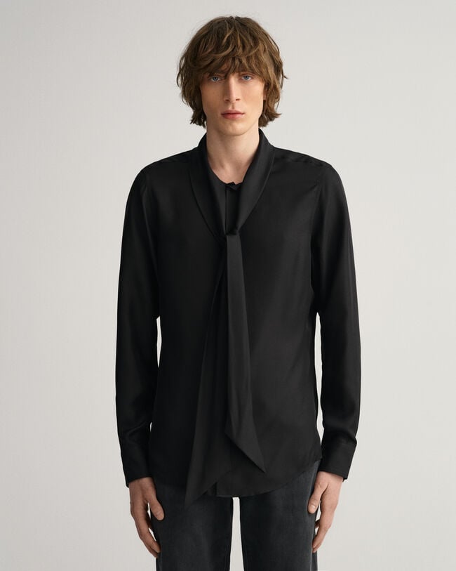 Camisa Slim Fit con lazada en color liso