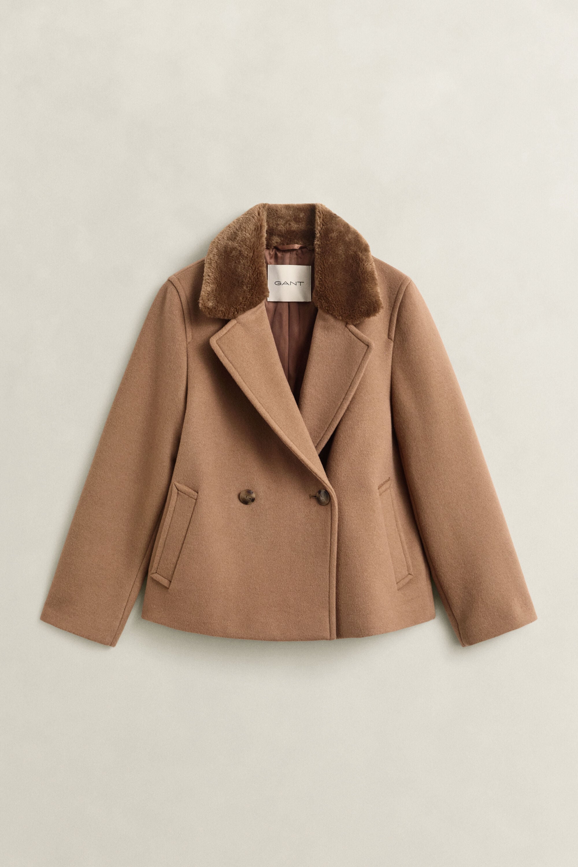 Chaqueta con cuello de pelo sintético