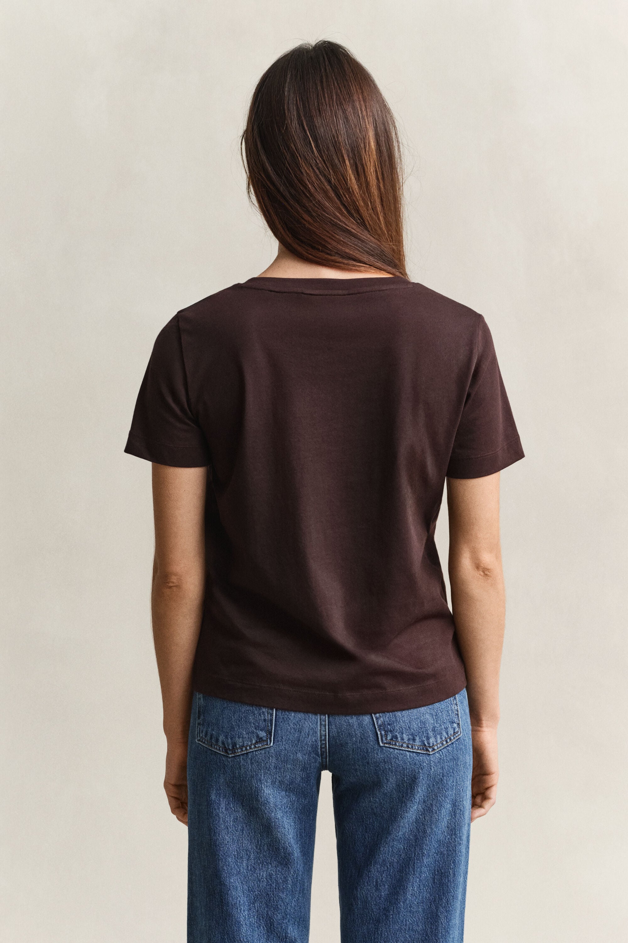 Camiseta Shield con cuello de pico
