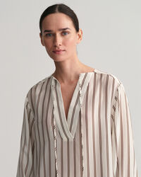 Caftán de rayas con cuello de pico