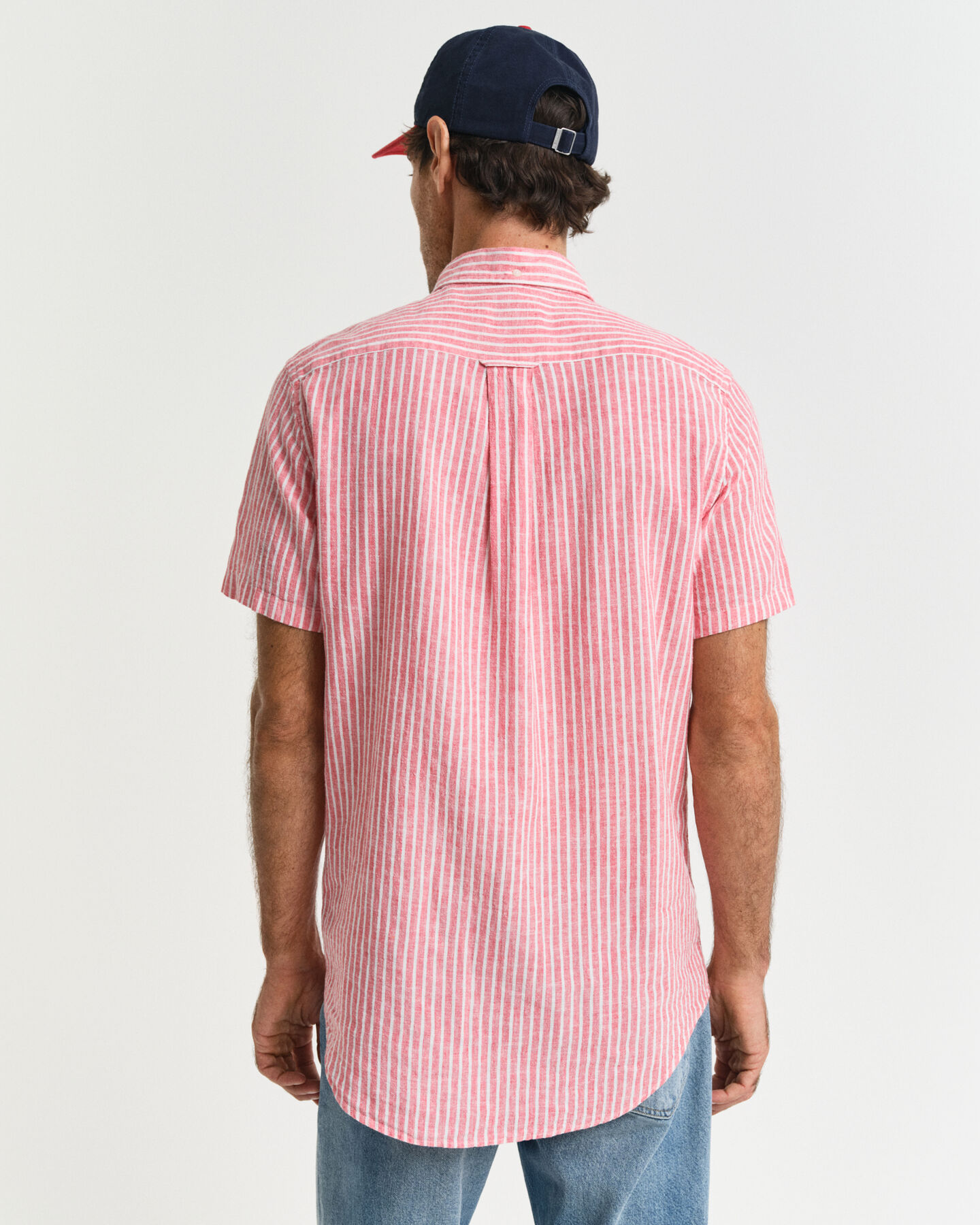 Camisa Regular Fit de manga corta a rayas en algod&oacute;n y lino