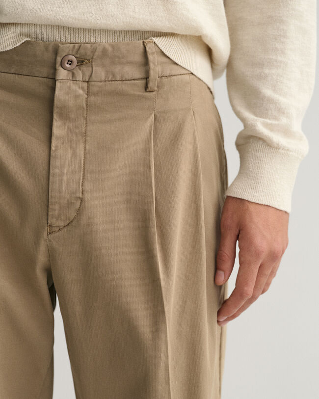 Pantalones de traje Relaxed Fit de algod&oacute;n ajustados en el bajo