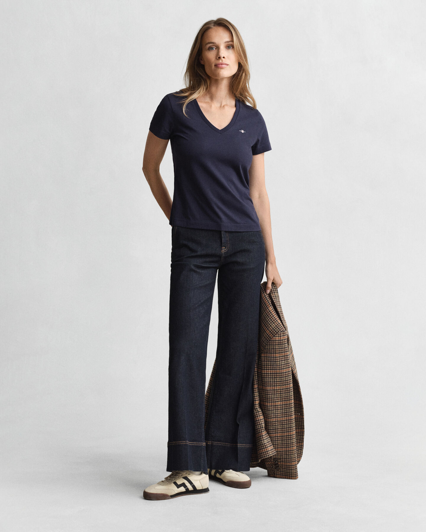 Camiseta Shield con cuello de pico