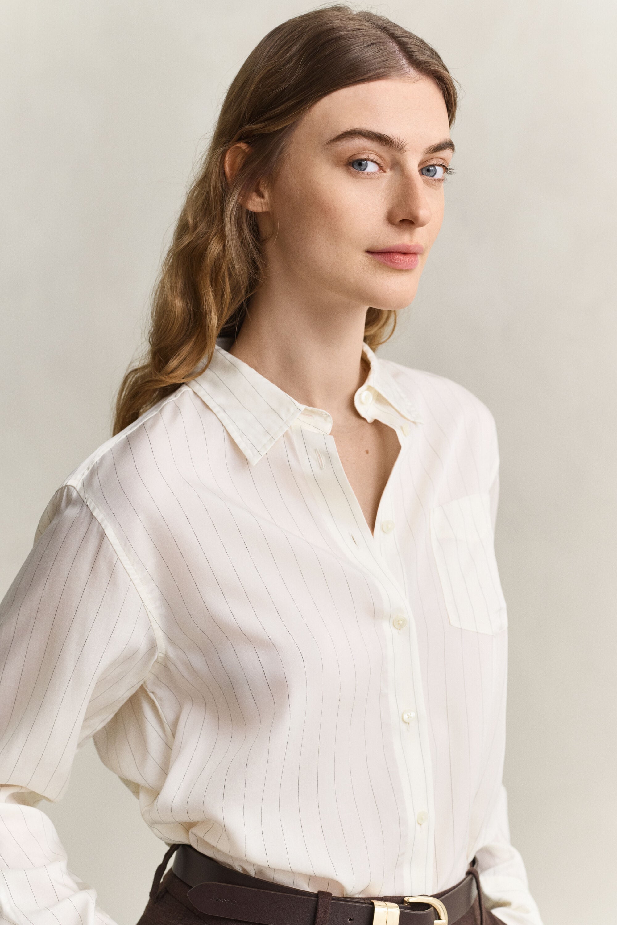 Camisa con detalle posterior plegado
