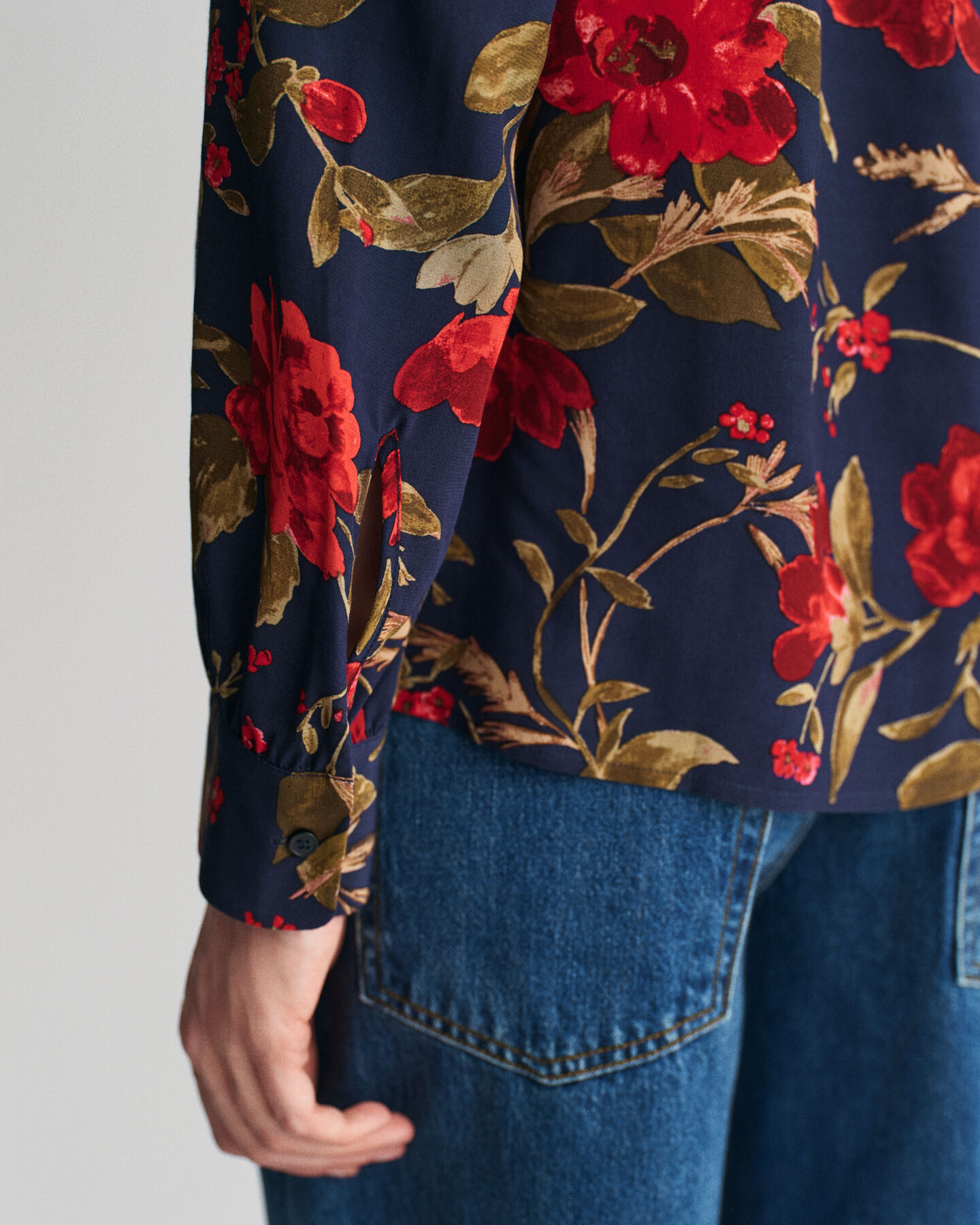 Blusa con estampado de rosas