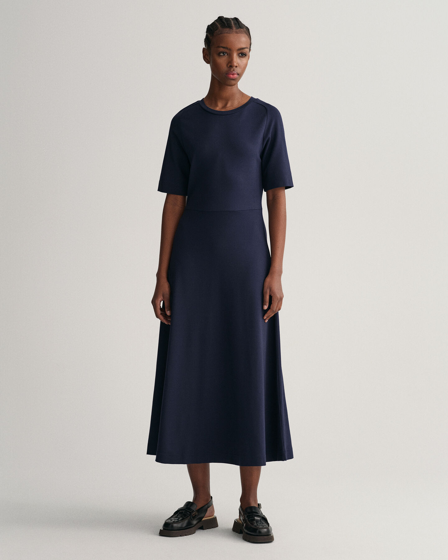 Vestido acampanado de manga corta y cuello redondo