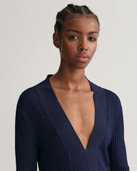 Blusa de manga larga, cuello de pico y canal&eacute;