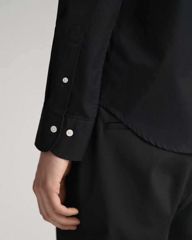 Camisa Slim Fit de sarga en color liso