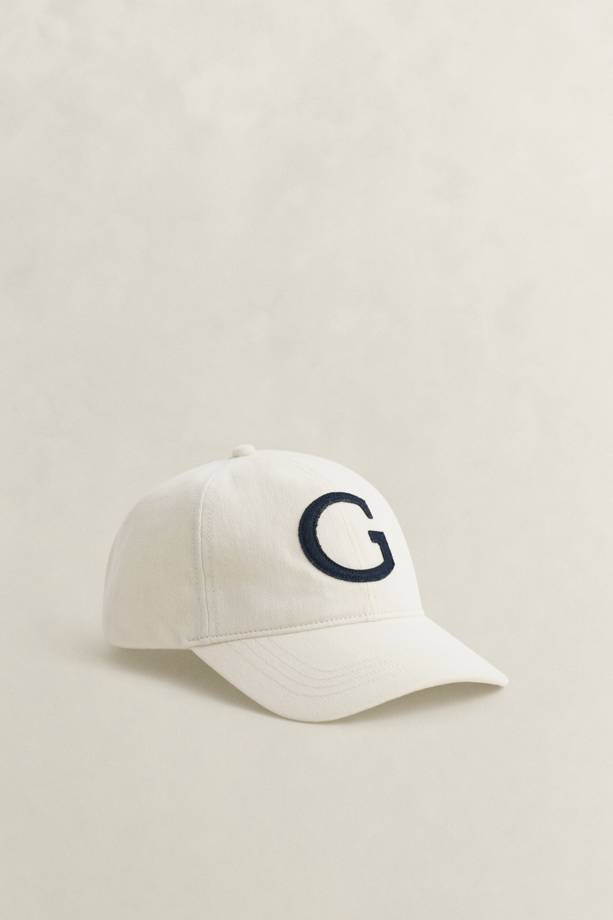 Gorra con insignia G