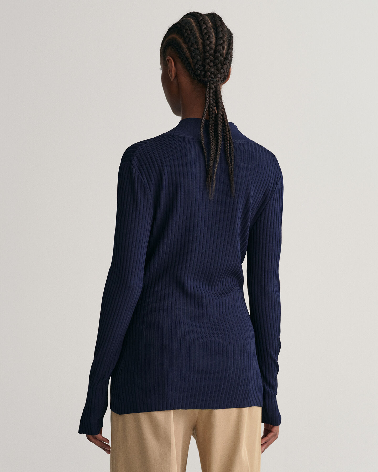 Blusa de manga larga, cuello de pico y canal&eacute;