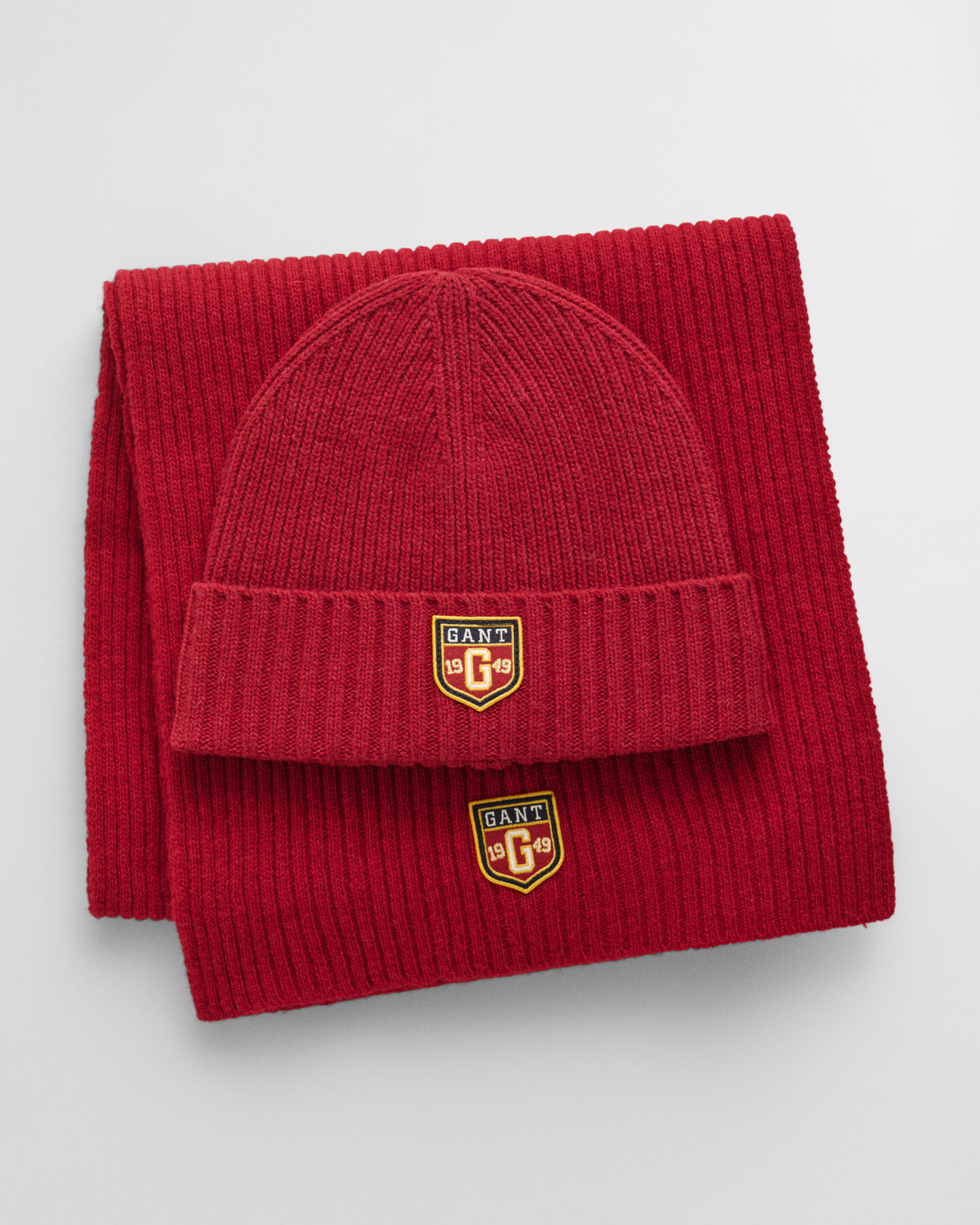 Set de regalo de gorro y bufanda de lana con insignia