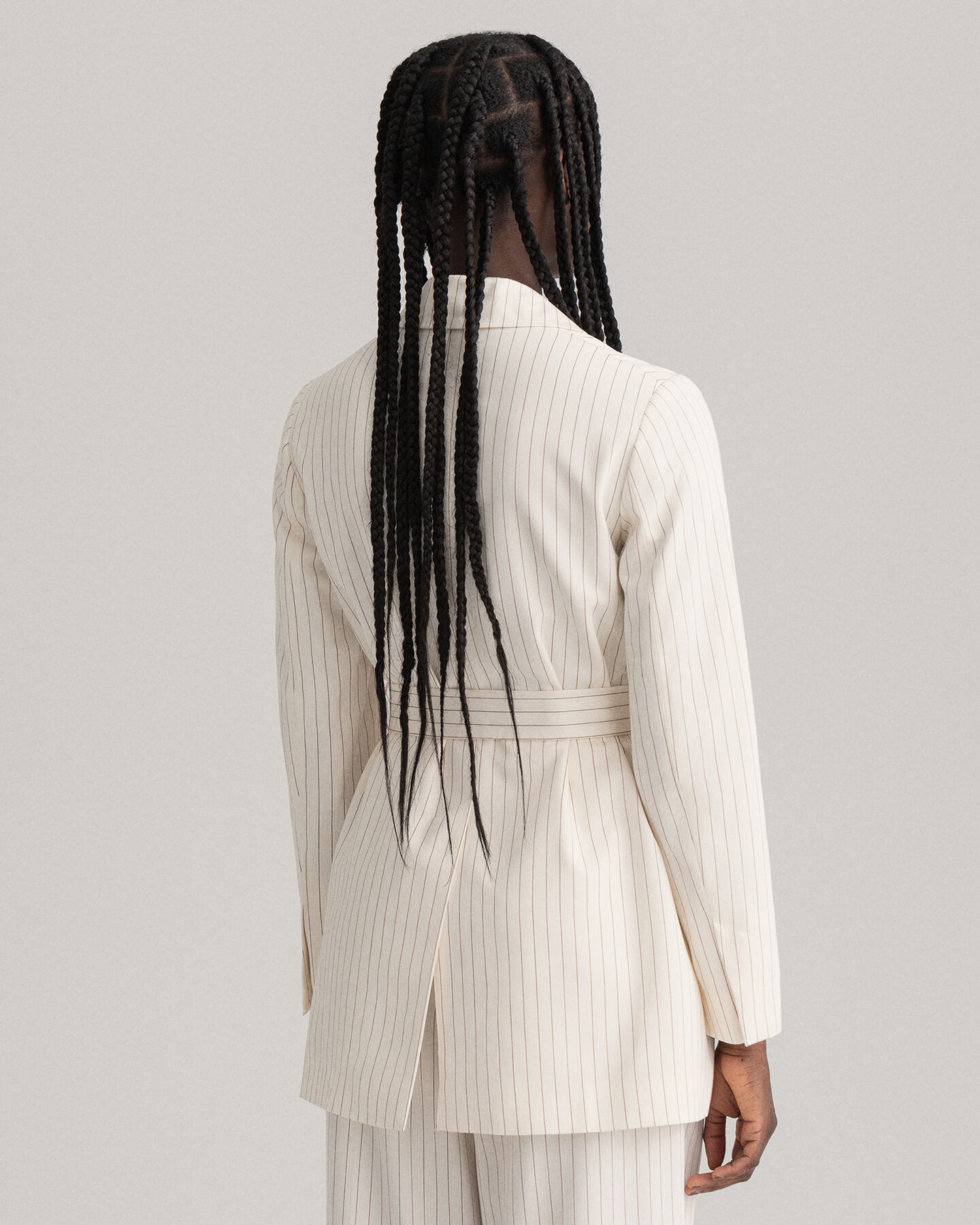 Americana de raya diplomática con cinturón