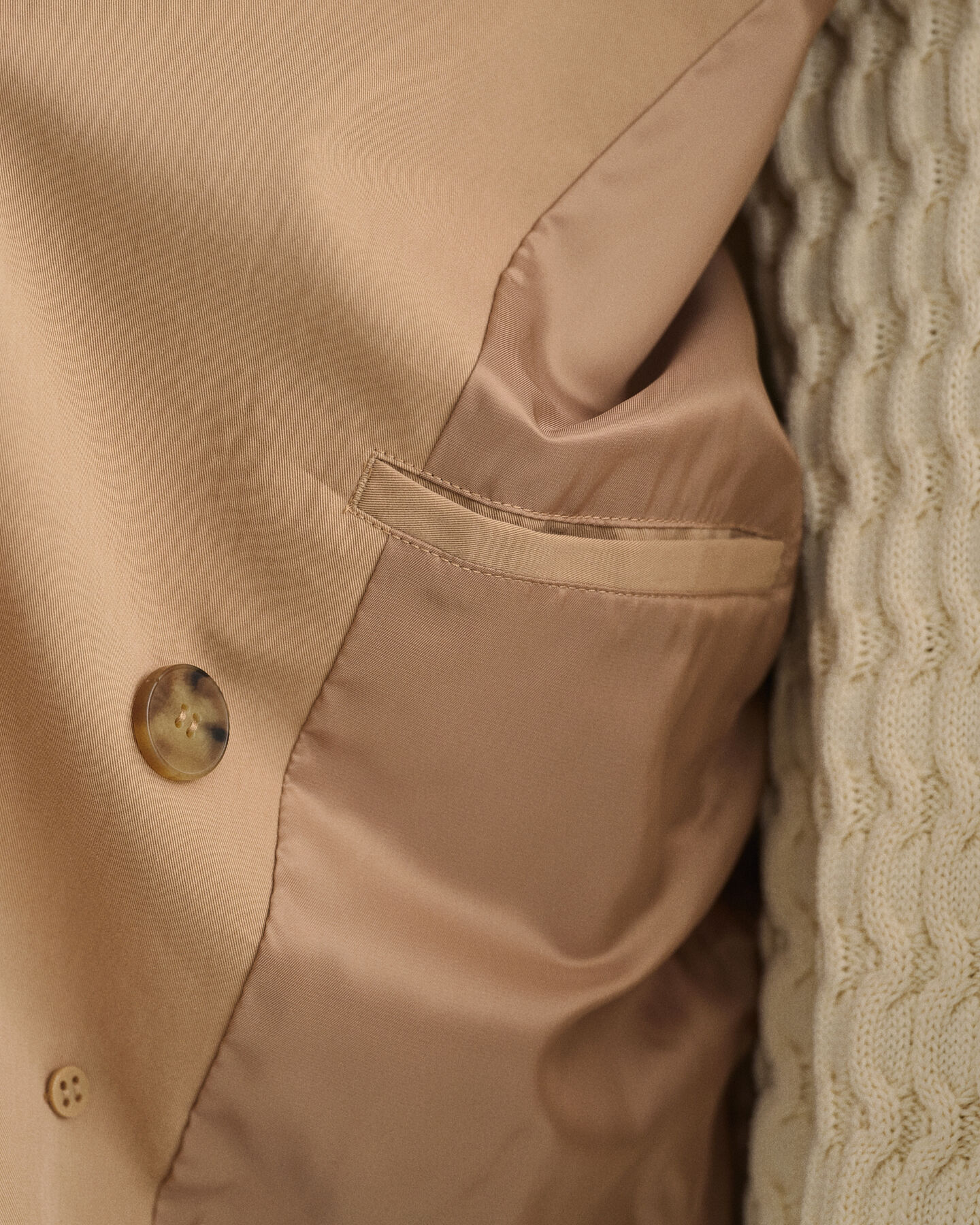 Chaqueta tipo gabardina de largo acortado