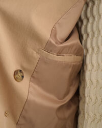 Chaqueta tipo gabardina de largo acortado