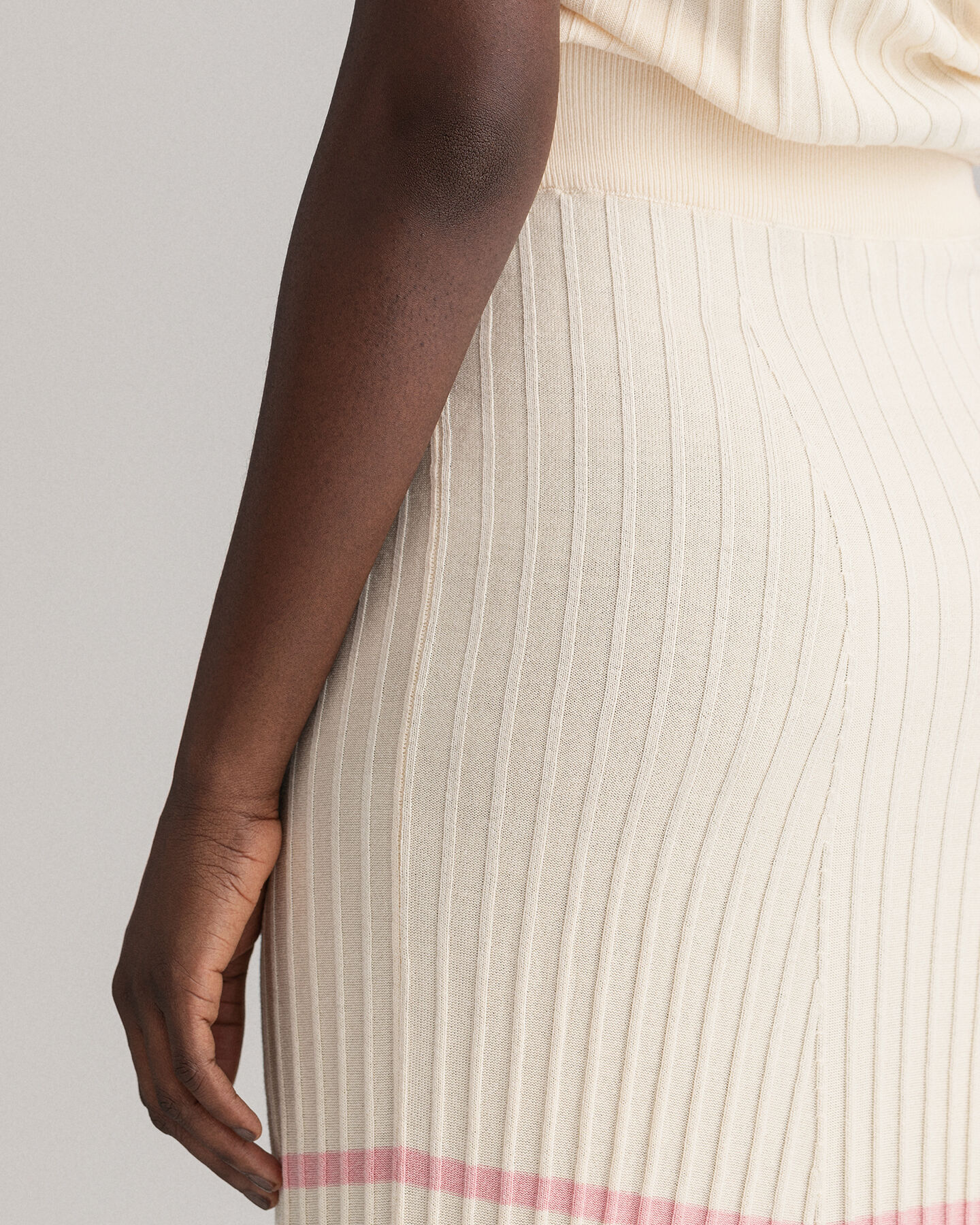 Falda de punto acanalado a rayas