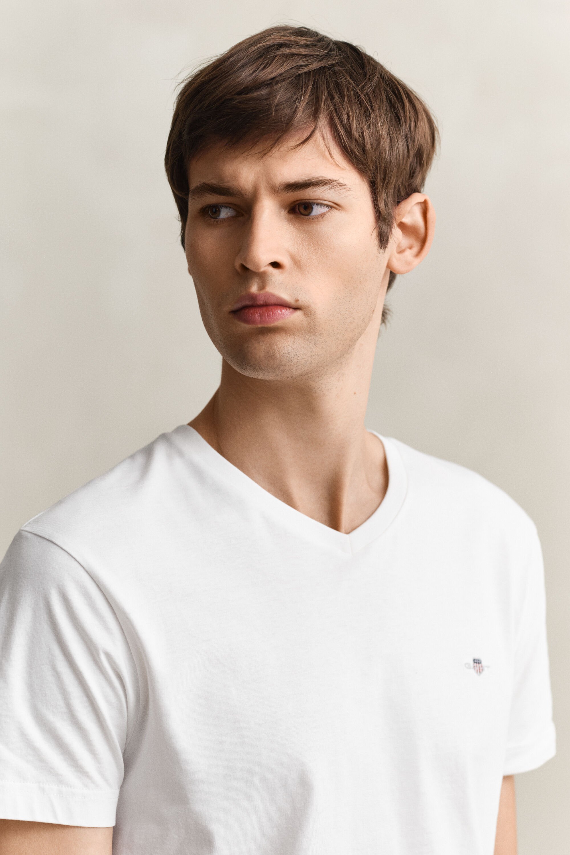 Camiseta Slim Fit Shield con cuello de pico